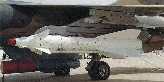 anh quan nhan nga linh an phat nang vi lo tay phong ten lua kh 29td trong kho vu khi