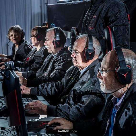 choang voi doi hinh game thu chuyen nghiep gia nhat the gioi