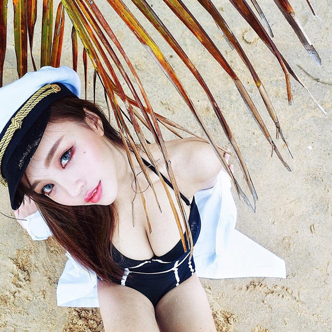 co gai chi can mim cuoi cung khien trieu dan ong rung dong