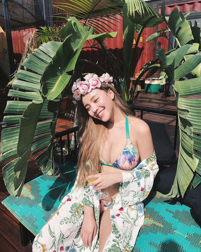 co gai chi can mim cuoi cung khien trieu dan ong rung dong