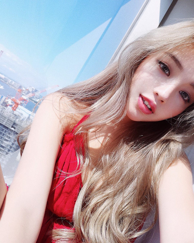 co gai chi can mim cuoi cung khien trieu dan ong rung dong