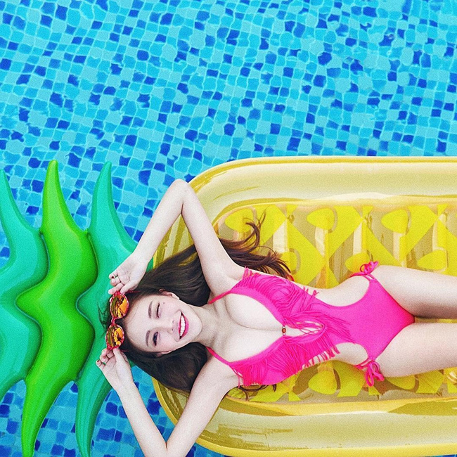 co gai chi can mim cuoi cung khien trieu dan ong rung dong