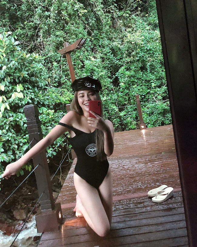 co gai chi can mim cuoi cung khien trieu dan ong rung dong