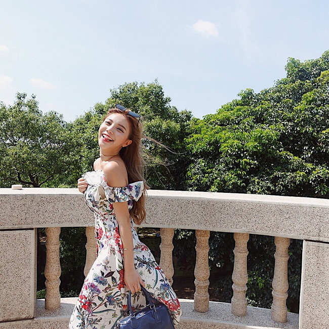 co gai chi can mim cuoi cung khien trieu dan ong rung dong