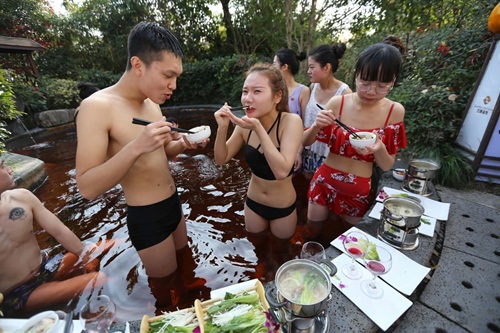 nam thanh nu tu vua tam vua an lau giua troi gia buot