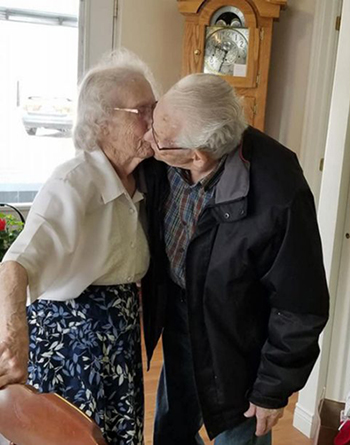 doi vo chong gia bin rin khi lan dau xa nhau sau hon 70 nam