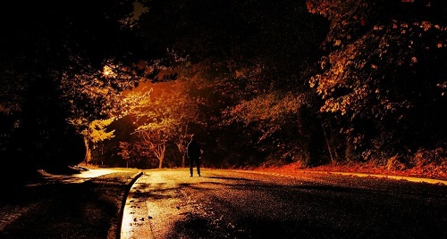 bi an ve nguoi dan ong khong mat di lai tren duong nhu bong ma