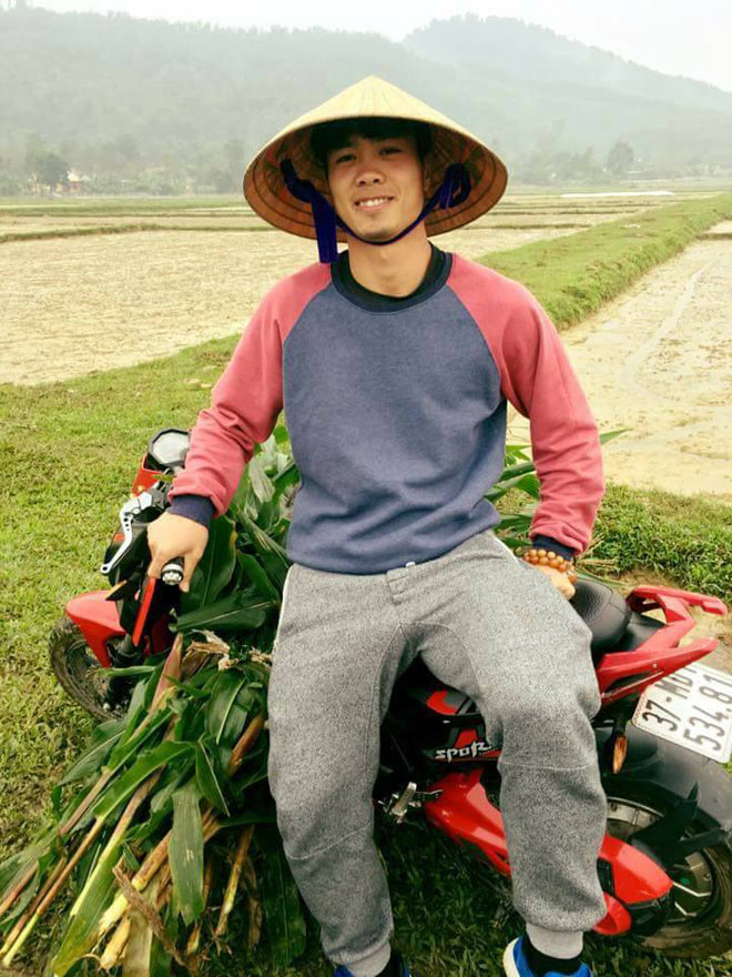 dung manh tren san co nhung ngoai doi cong phuong lai cute lac loi