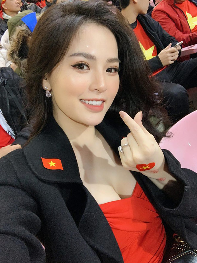co gai len hinh 1s tran chung ket gay sot vi qua xinh dep