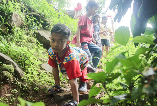 be trai indonesia bo den truong bang tay gan 6 km