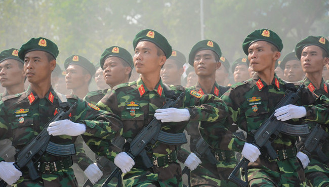 thu tuong tiep tuc xay dung quan doi hung manh bao ve vung chac to quoc