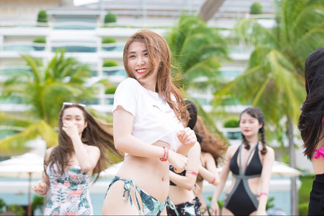 Hội "bạn gái tin đồn" cứ lộ diện là gây sốt của tuyển Việt Nam hoi ban gai tin don cu lo dien la gay sot cua tuyen viet nam