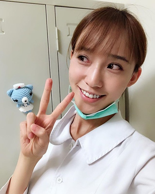 nu y ta xinh dep chan dai mien man gay sot mang