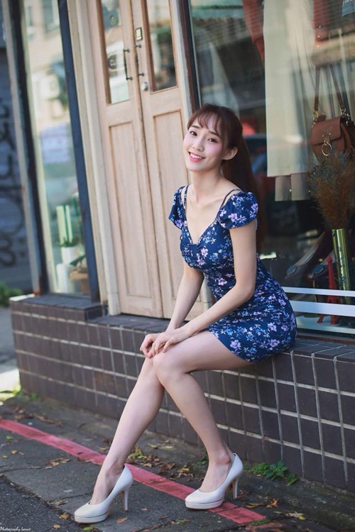 nu y ta xinh dep chan dai mien man gay sot mang