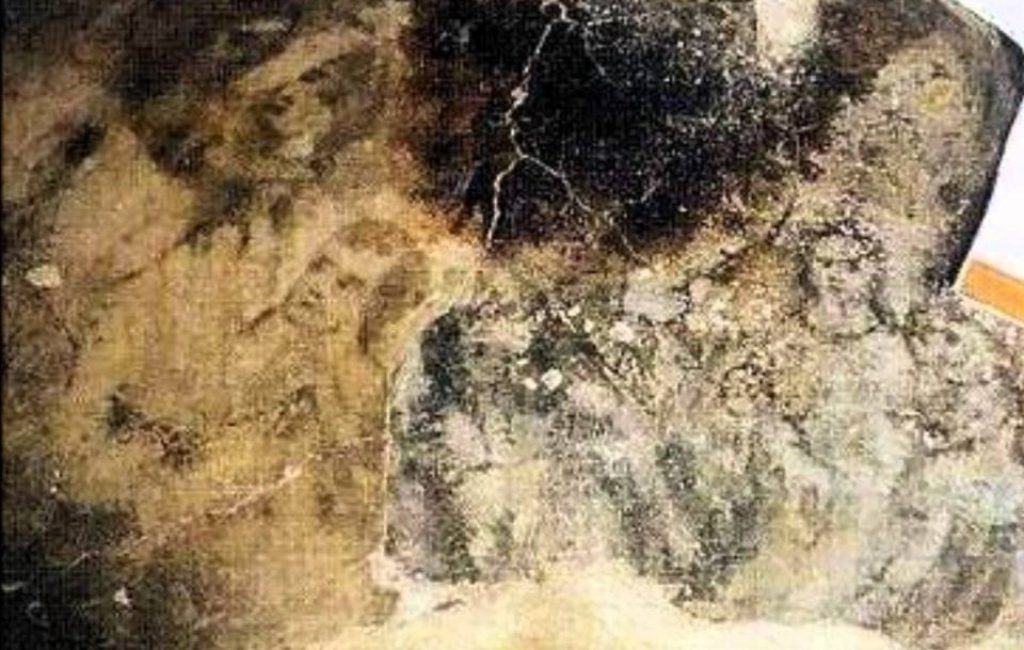 ghe ron nhung khuon mat thoat an hien tren san nha chua co loi giai