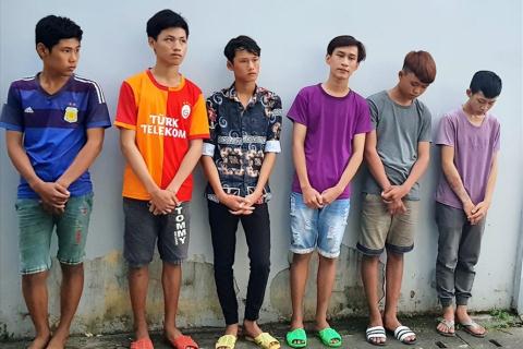 Nhóm thanh niên ném đá vào nhiều ô tô trả thù nhom thanh nien nem da vao nhieu o to tra thu