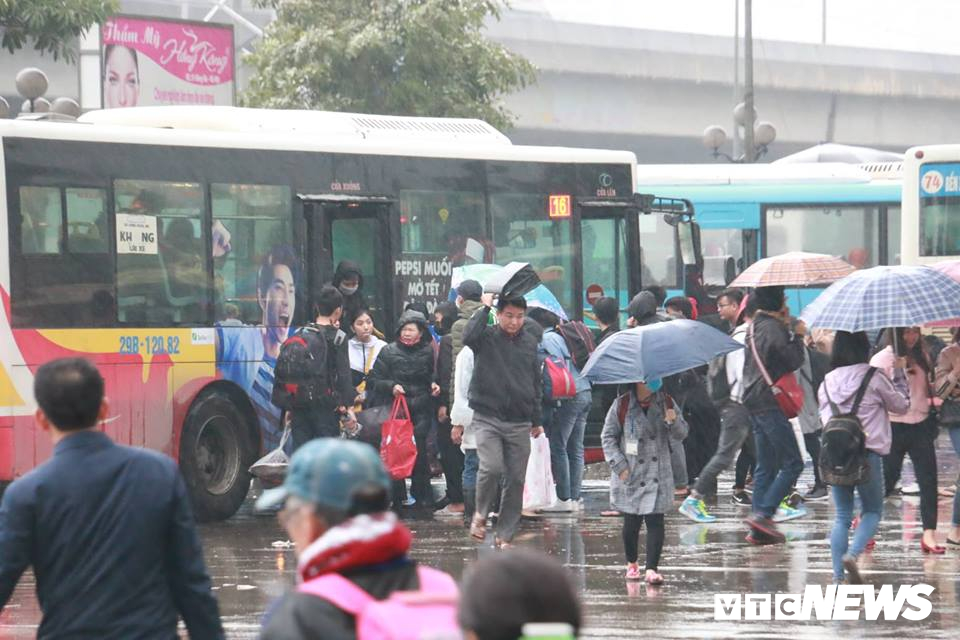 nguoi dan tay xach nach mang luot muot duoi troi mua ret bat xe ve que dip tet duong lich