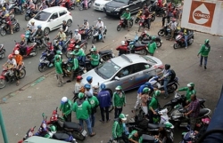 2 tai xe grabbike mang sung di xu xe om truyen thong