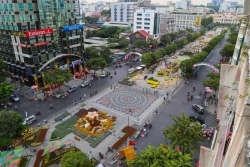 cam canh du khach vuot rao gianh giat hoa o duong hoa nguyen hue