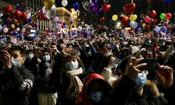 Dân Vũ Hán đổ xuống đường đón năm mới