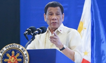 Duterte khen cận vệ dũng cảm vì tiêm vaccine Covid-19 nhập lậu