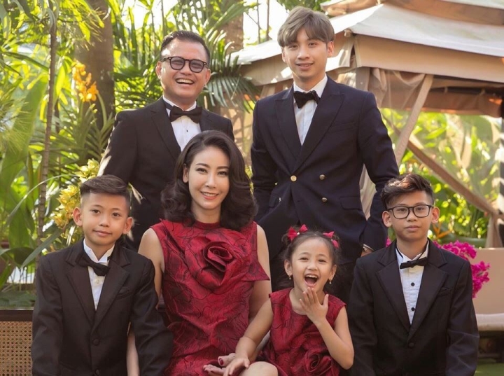 Những mẹ kế được con chồng yêu thương trong showbiz Việt  - 7