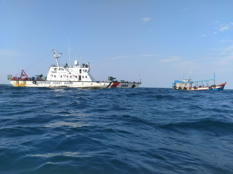 Bắt tàu cá chở 50.000 lít dầu trái phép trên vùng biển Tây Nam -0