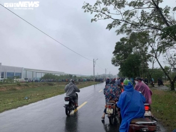 Gần 400 công nhân đội mưa "quây" công ty ở Huế để đòi lương, thưởng
