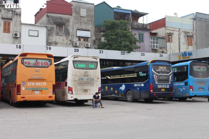 Ảnh: Bến xe Hà Nội 'vắng tanh như chùa Bà Đanh', hành khách ung dung nằm ngủ - 5