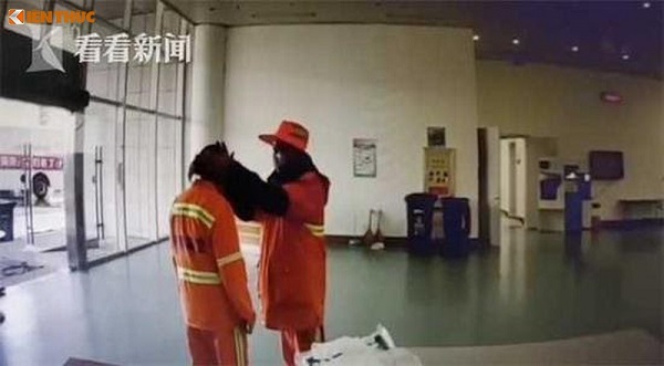 am long hinh anh hai vo chong lao cong dong vien nhau vuot qua dich benh giua troi dong buot lanh