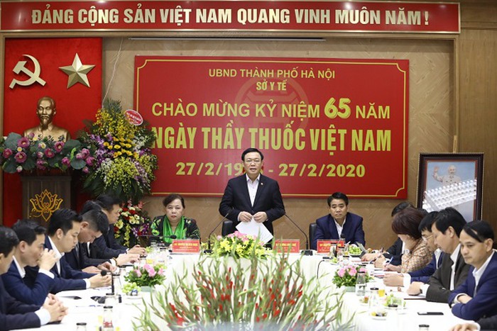 lanh dao thanh pho ha noi kiem tra cong tac chong dich covid 19 va chuc mung cac y bac si