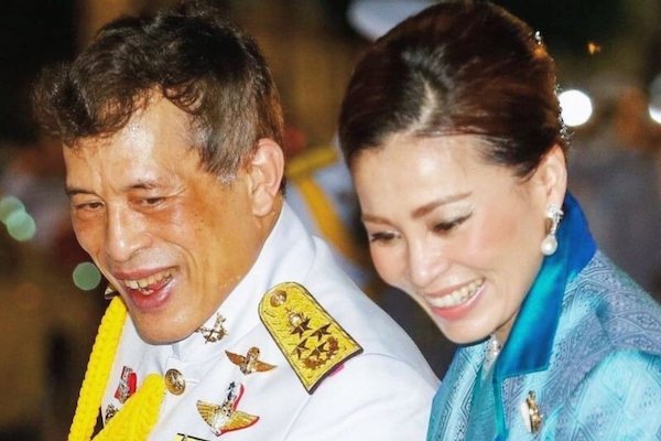 Sự vắng bóng lạ kỳ của Hoàng hậu Thái Lan giữa lúc Hoàng quý phi được phong hậu - Ảnh 1