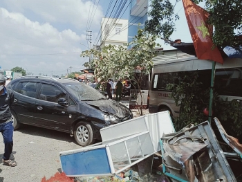 Ôtô khách gây tai nạn liên hoàn, 3 người chết