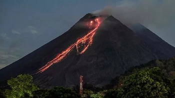 Núi lửa Indonesia phun dung nham đỏ rực