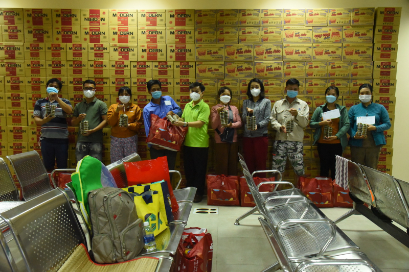 Phút “Giao thừa nghĩa tình” -2