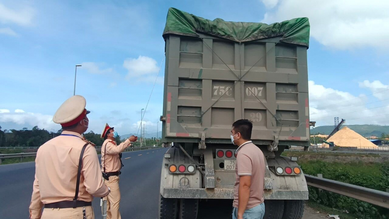 Xe khách nhồi nhét, xe tải cơi nới đua nhau vi phạm TTATGT khi qua cửa ô vào Đà Nẵng ngày đầu năm -0