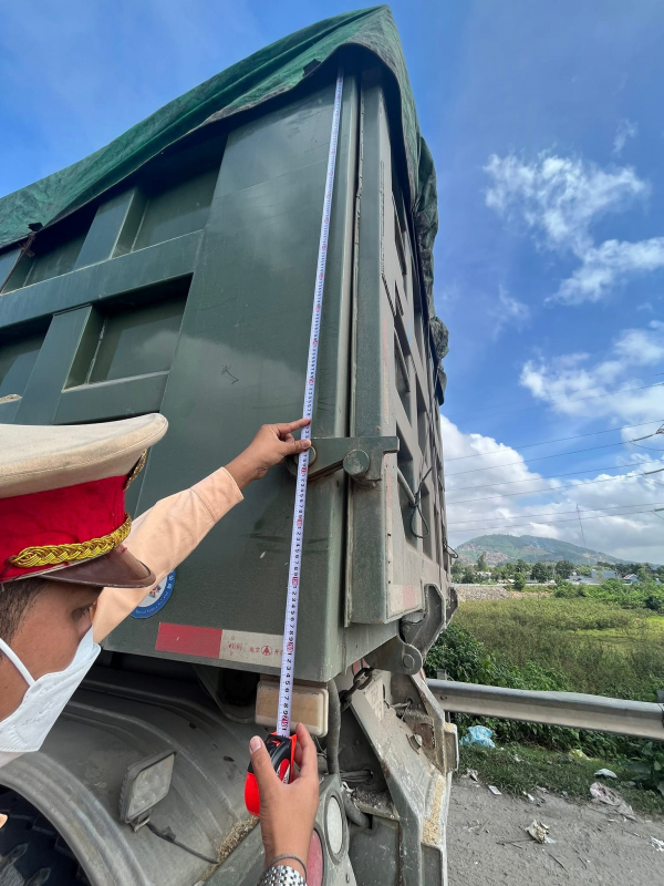 Xe khách nhồi nhét, xe tải cơi nới đua nhau vi phạm TTATGT khi qua cửa ô vào Đà Nẵng ngày đầu năm -1