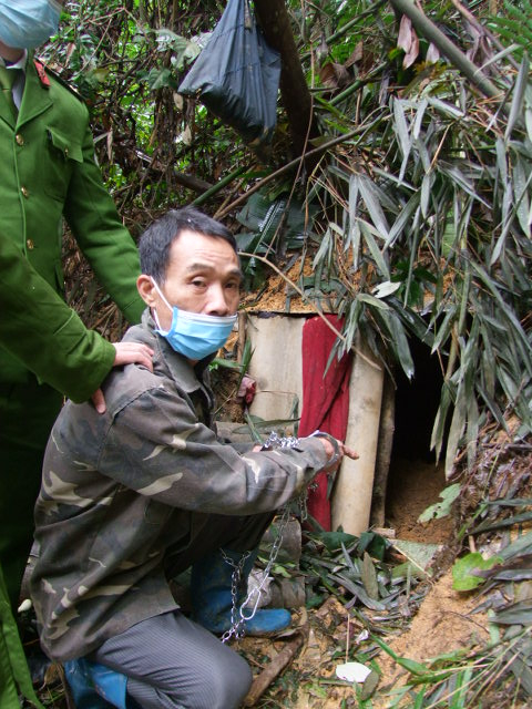 Xả súng vào vợ chồng cháu ruột rồi trốn trong hang đá -0