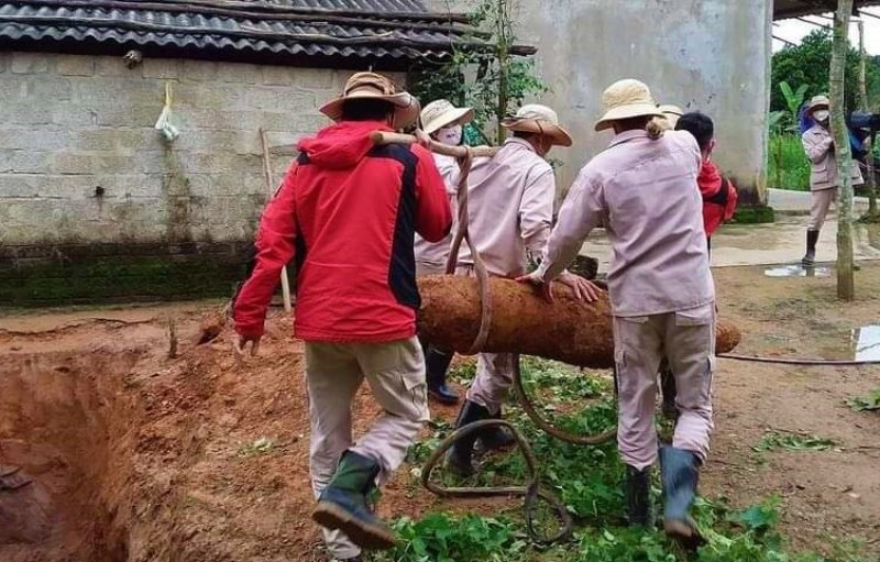 Xử lý an toàn quả bom nặng hơn 230 kg trong vườn nhà dân -0