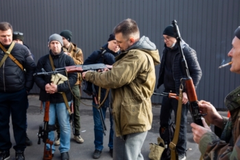 Người dân Ukraine cầm súng ra đường để bảo vệ thủ đô Kiev
