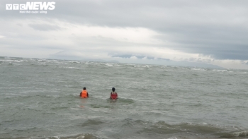 Quảng Nam: Ca nô bị lật ở vùng biển Cửa Đại, 13 người chết, 4 người mất tích
