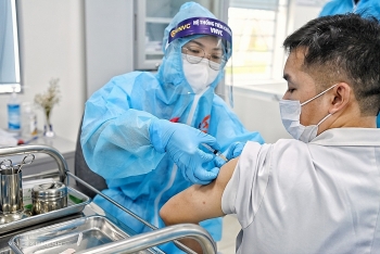 Gần 1.000 người đã tiêm vaccine Covid-19