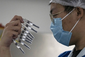 Người thứ 4 ở Hong Kong chết sau khi tiêm vaccine Covid-19 Trung Quốc