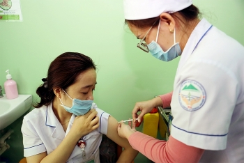 100 nhân viên y tế Khánh Hòa tiêm vaccine Covid-19