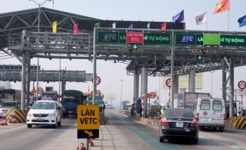 Hà Nội: Dán thẻ định danh xe ô tô để thu phí không dừng