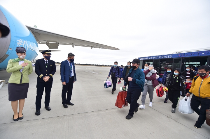 Máy bay chở người Việt sơ tán khỏi Ukraine cất cánh về nước từ Ba Lan - 2