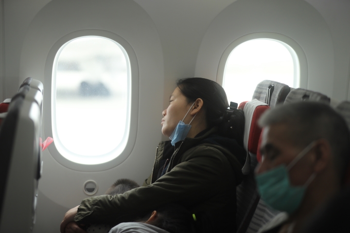 Máy bay chở người Việt sơ tán khỏi Ukraine cất cánh về nước từ Ba Lan - 8