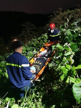 Cảnh sát dùng ròng rọc cứu thiếu niên rơi dưới vực núi Sơn Trà