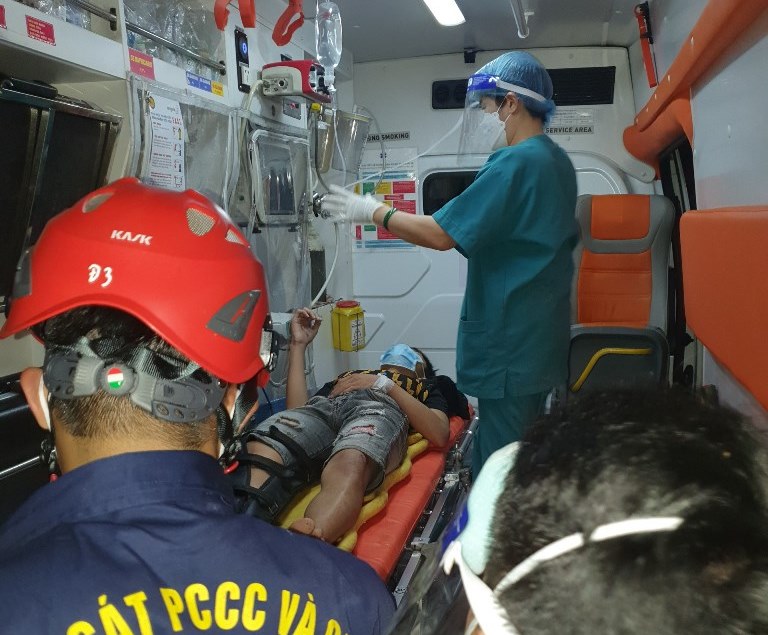 Cảnh sát PCCC&amp;CNCH kịp thời giải cứu thiếu niên ngã vực sâu núi Sơn Trà trong đêm -0