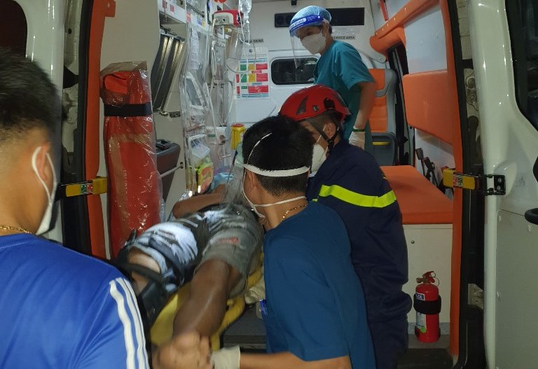 Cảnh sát PCCC&amp;CNCH kịp thời giải cứu thiếu niên ngã vực sâu núi Sơn Trà trong đêm -1